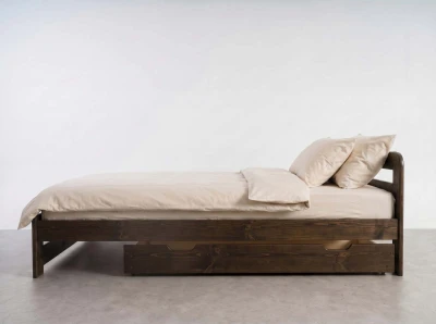 Sosnowa szuflada drewniana pod łóżko 150 cm orzech